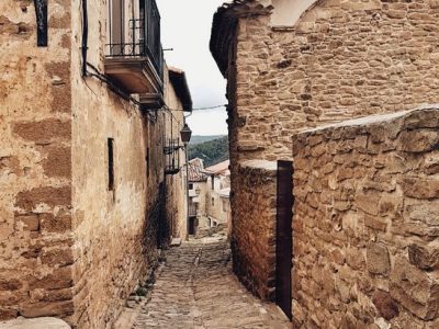 Les villages à coté du Pont du Gard sont merveilleux. Venez les découvrir en mobylette